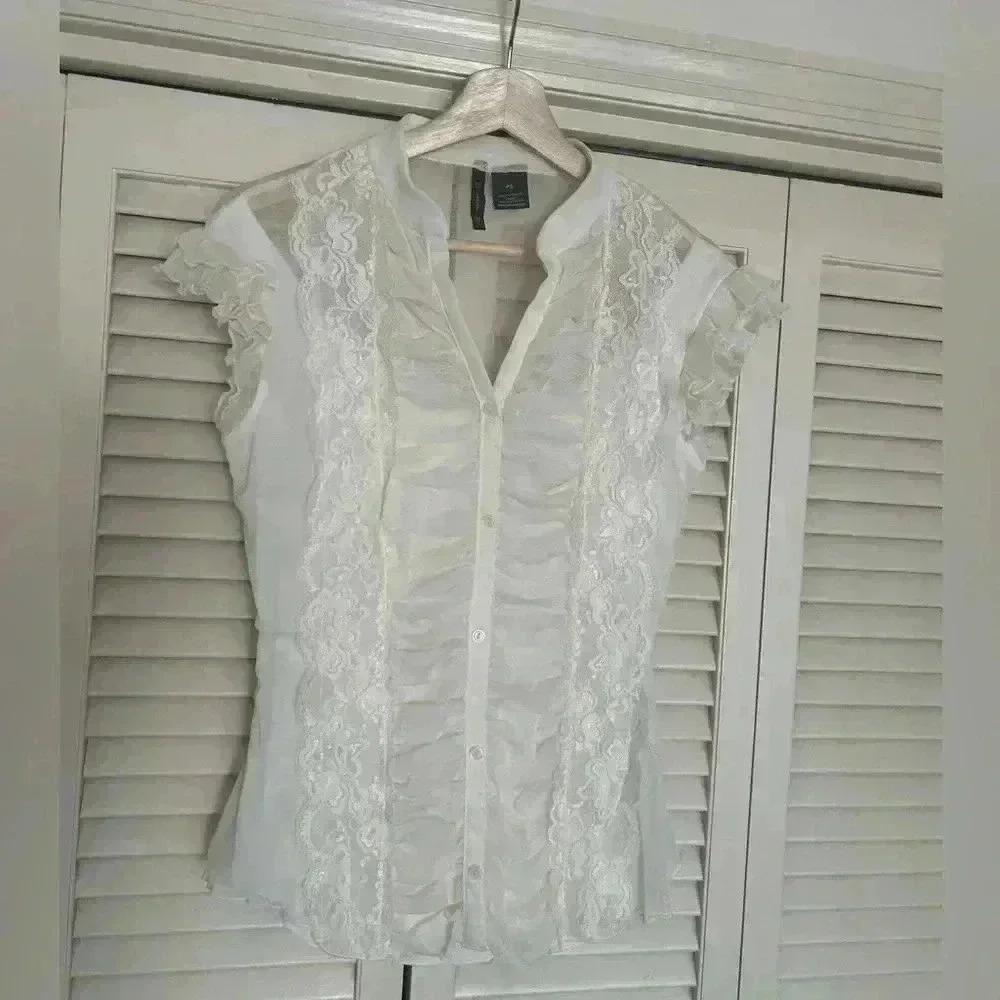 New Directions ivory sleeveless lace top